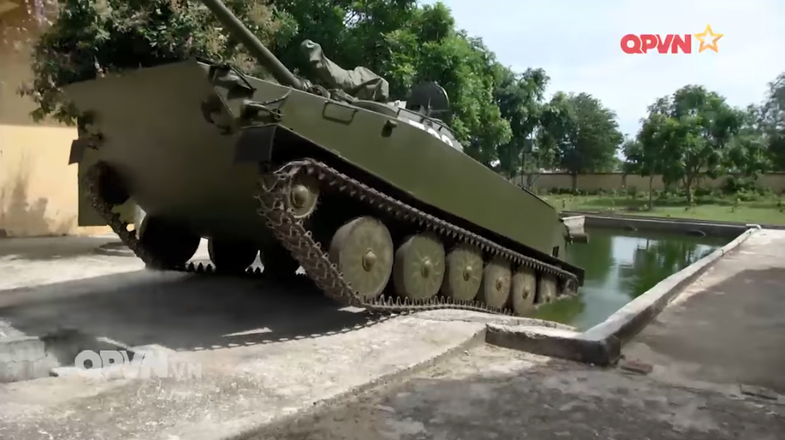 Và để giúp xe tăng K63-85 có thể dễ dàng di chuyển dưới nước hay cơ động trên chiến trường, NORINCO trang bị cho chiếc xe tăng này một bộ giáp khá mỏng từ 10-14mm chỉ có thể chống được đạn súng máy, mảnh bom, pháo. Nguồn ảnh: QPVN.