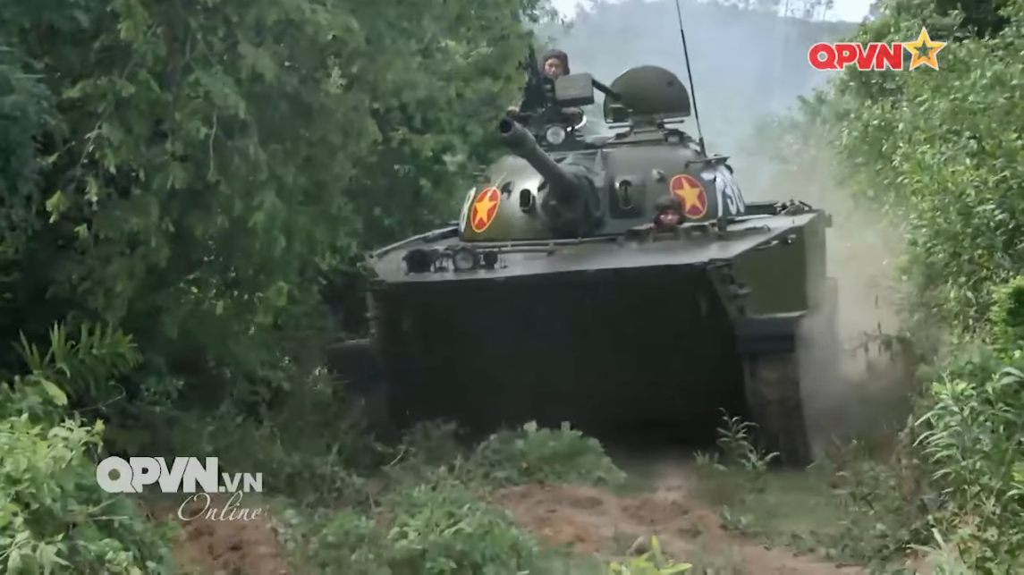 Nhìn chung ở thời điểm hiện tại K63-85 và cả PT-76 đều đã không còn phù hợp với yêu cầu tác chiến của xe tăng trong chiến tranh hiện đại, và lợi thế duy nhất của chúng trên chiến trường là khả năng lội nước và cơ động. Với hỏa lực yếu kém cùng lớp giáp mỏng cả hai mẫu xe tăng cũng khó có thể sống sót trước có tên lửa chống tăng hiện đại. Nguồn ảnh: QPVN.