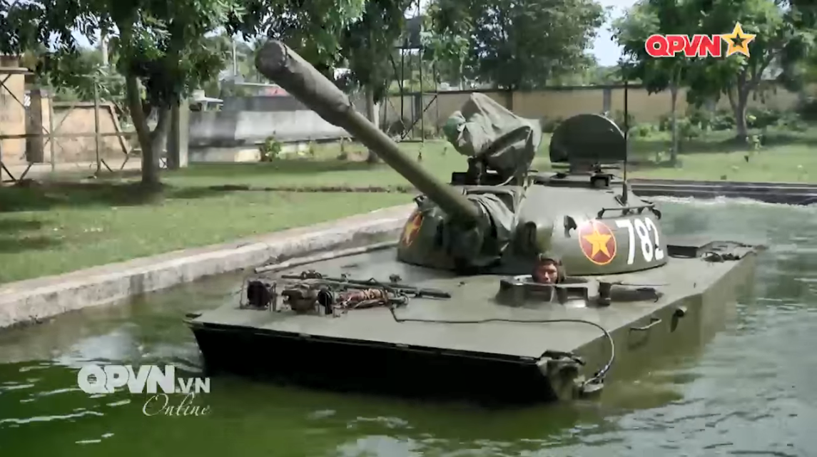 Điều này giúp trọng lượng chiến đấu của K63-85 chỉ còn khoảng 19.8 tấn, con số này trên PT-76 là 14.6 tấn. Một chiếc K63-85 có chiều dài cơ bản 8,44m, rộng 3,2m, cao 3,1m. Kíp chiến đấu của chiếc xe tăng này lên đến 4 người thay vì 3 như trên PT-76, điều này một phần do nó sử dụng tháp pháo lớn hơn. Nguồn ảnh: QPVN.