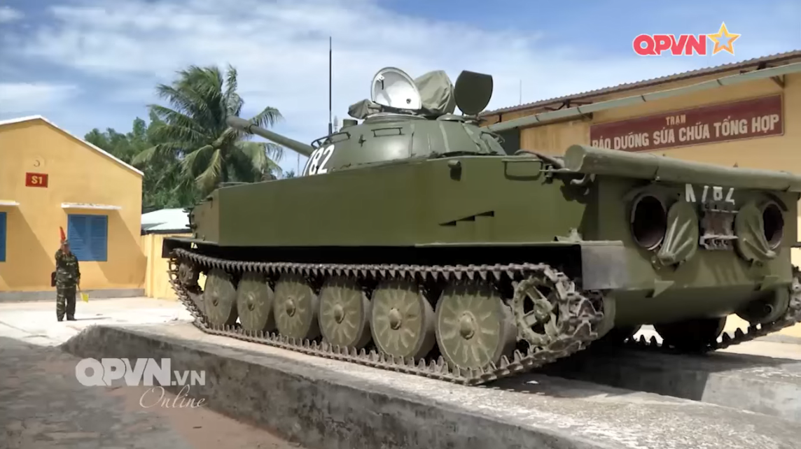 Về thiết kế của K63-85, mẫu xe tăng này sở hữu phần khung gầm bánh xích giống với chiếc PT-76 nhưng lớn hơn, phần thân xe có kiểu dáng như một chiếc thuyền và được thiết kế kín nước cho phép chiếc xe tăng này có thể di chuyển dưới nước với vận tốc lên đến 12km/h. Nguồn ảnh: QPVN.