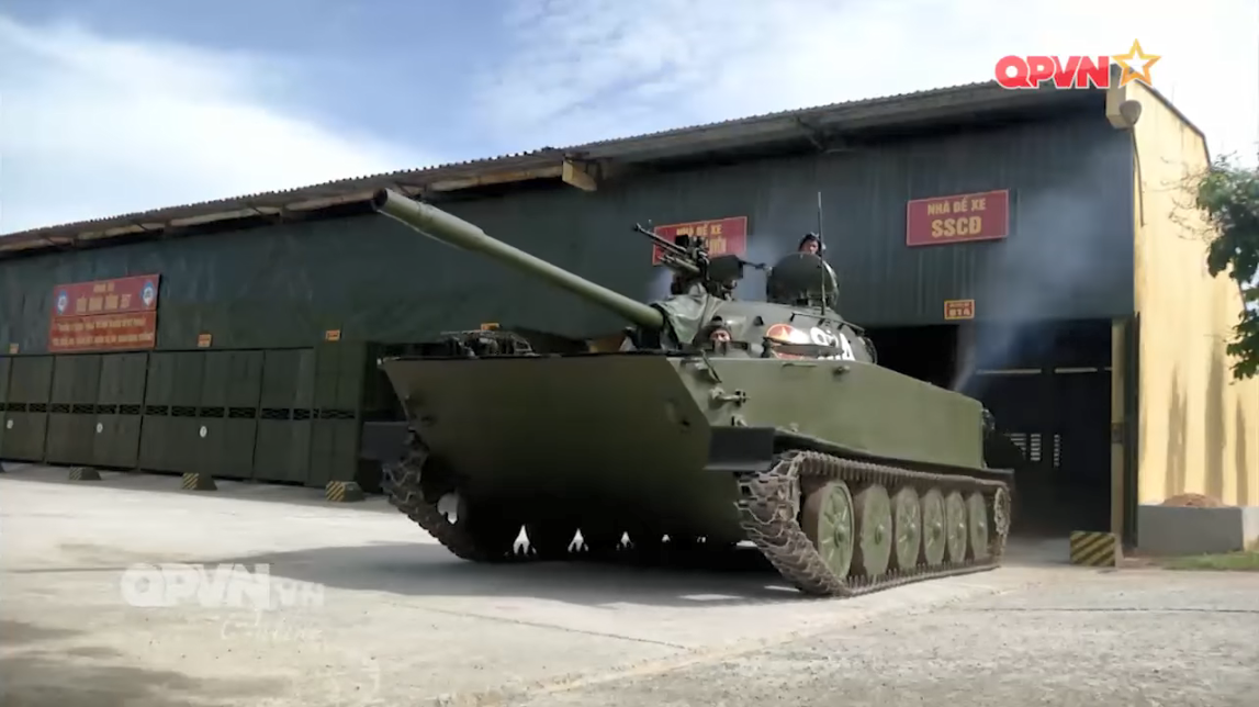 Theo đó K63-85 là định danh của Việt Nam dành cho Type 63, mẫu xe tăng lội nước do Tổng công ty Công nghiệp phương Bắc (NORINCO) sản xuất dựa trên thiết kế của xe tăng PT-76 Liên Xô từ đầu nhũng năm 1960, nhưng có một số cải tiến. Bản thân Type 63 được Trung Quốc viện trợ cho Quân đội ta trong giai đoạn 1970-1971. Nguồn ảnh: QPVN.