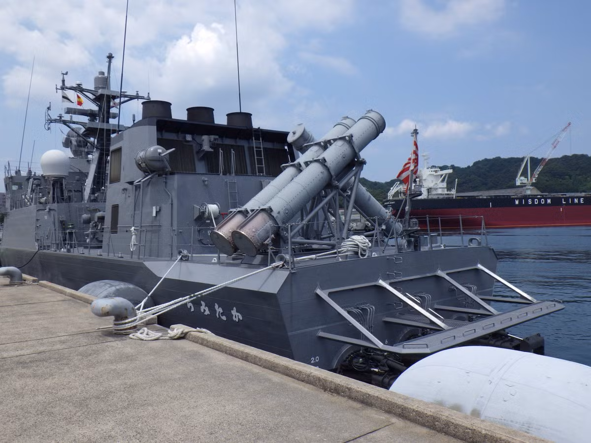 Các tàu tên lửa Hayabusa được vũ trang với 4 tên lửa chống hạm SSM-1B do Nhật Bản tự phát triển được đặt sau đuôi tàu, phía trước tàu là một hải pháo Otobreda 76 mm, ngoài ra tàu còn được trang bị hai súng máy phòng không 12.7mm. Nguồn ảnh: Pinterest.