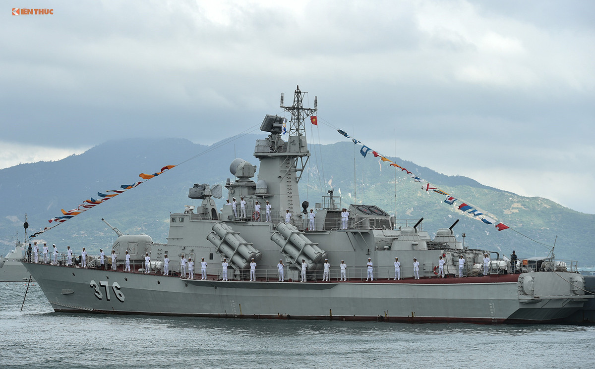 Hải quân Việt Nam hiện tại đang có trong biên chế 12 tàu tên lửa tấn công nhanh Molniya và nếu được bổ sung thêm 6 tàu tên lửa Hayabusa từ Nhật Bản, năng lực tác chiến ven bờ của chúng ta sẽ được nâng lên đáng kể. Nguồn ảnh: Báo Hải quân.