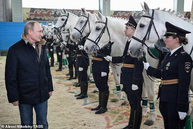 Tong thong Putin cuoi ngua cung cac nu canh sat nhan dip 8/3