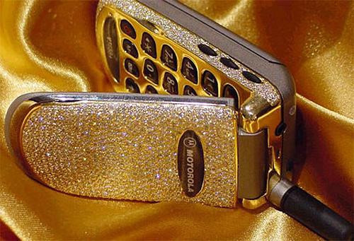 Điện thoại di động của quốc vương cũng được bọc vàng và đính đá quý. Theo Facts and Details, quốc vương Brunei kiếm được 100 USD mỗi giây từ thu nhập và đầu tư dầu mỏ và thu về khoảng 2 tỷ USD một năm. Nguồn tiền của ông chủ yếu đến từ dầu và khí đốt tự nhiên. Ảnh: tyden.cz.