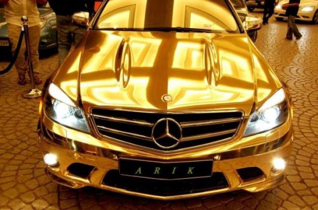 Chiếc Mercedes Benz mạ vàng 24 cara hiếm có cũng nằm trong bộ sưu tập của quốc vương Brunei. Brunei là quốc gia theo chế độ quân chủ tuyệt đối, nơi quốc vương vừa là nguyên thủ quốc gia vừa là người đứng đầu chính phủ. Khối tài sản của quốc vương Brunei theo ước tính của Forbes vào năm 2011 là 20 tỷ USD. Ảnh: Youtube.