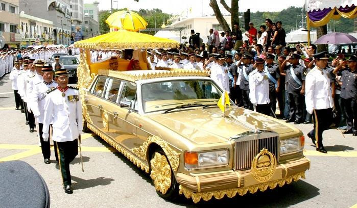 Chiếc limousine Rolls Royce Silver Spur II trong đám cưới được mạ vàng 24 cara nguyên chất toàn bộ và có giá 14 triệu USD. Cô dâu đeo một chiếc vương miện kim cương lấp lánh được gắn 6 viên ngọc lục bảo lớn hình quả lê cùng với một chiếc vòng cổ kim cương lớn với ít nhất 15 viên ngọc lục bảo với nhiều kích cỡ khác nhau. Ngoài ra, trang sức của cô dâu còn có vòng tay kim cương và nhẫn ngọc lục bảo. Ảnh: paratic.com.