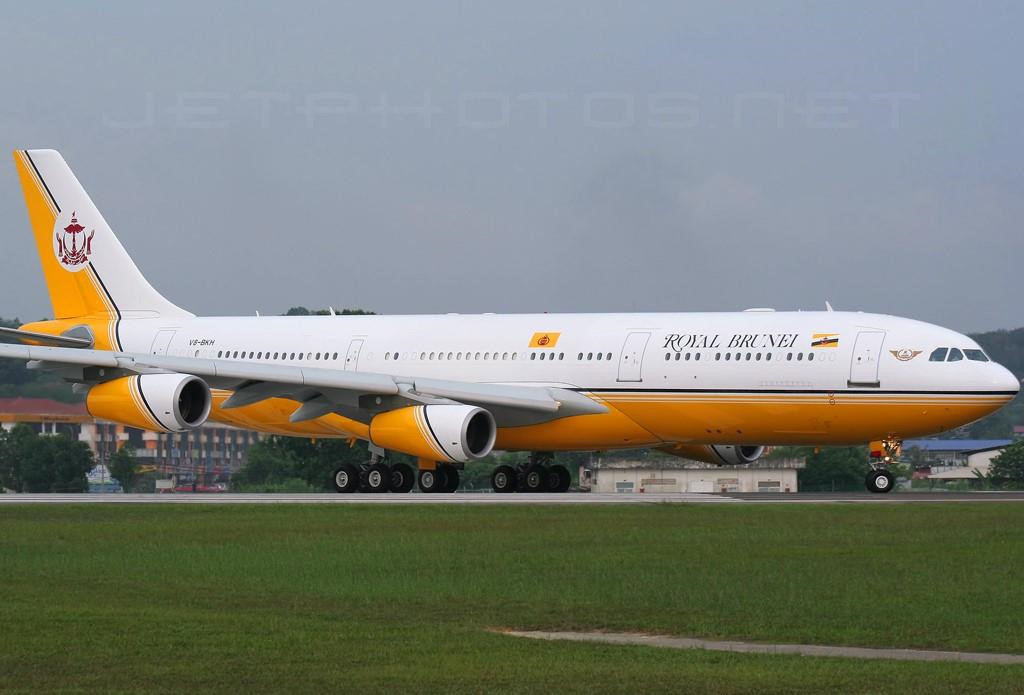 Ông còn sở hữu một chiếc Airbus 340, thường do ông đích thân làm phi công điều khiển. Ngoài ra, người đứng đầu hoàng gia Brunei còn có sáu máy bay cỡ nhỏ và hai trực thăng. Ảnh: Getty.