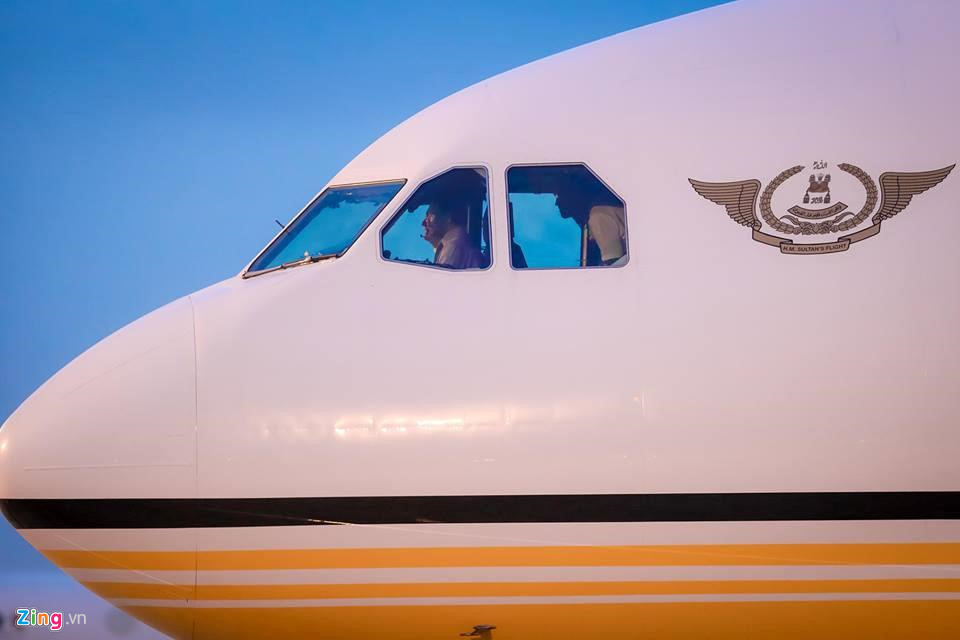 Trong đợt hội nghị Diễn đàn Hợp tác Kinh tế Châu Á - Thái Bình Dương (APEC) vào tháng 11/2017 tại Việt Nam, Quốc vương Bolkiah cũng tự tay lái chuyên cơ hạ cánh tại sân bay Đà Nẵng. Ảnh: Hải An.