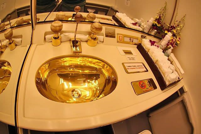 Mark Frauenfelder, chuyên gia về máy bay trên trang Boing Boing, từng mô tả chuyên cơ của nhà lãnh đạo Brunei "giống như cảnh quay bên trong bộ phim viễn tưởng Star Trek được tưởng tượng lại". Chuyên cơ của Quốc vương Brunei còn từng được ví von là "cung điện bay". Ảnh: Forbes.