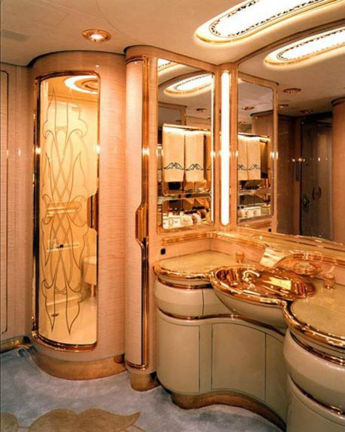 South China Moring Post ví von sự giàu có của nhà vua 72 tuổi đã trở thành "huyền thoại". Năm 1997, quốc vương đời thứ 29 của Brunei từng được tạp chí Forbes công nhận là người giàu nhất thế giới với khối tài sản là 38 tỷ USD. Ảnh: Design Limited Edition.