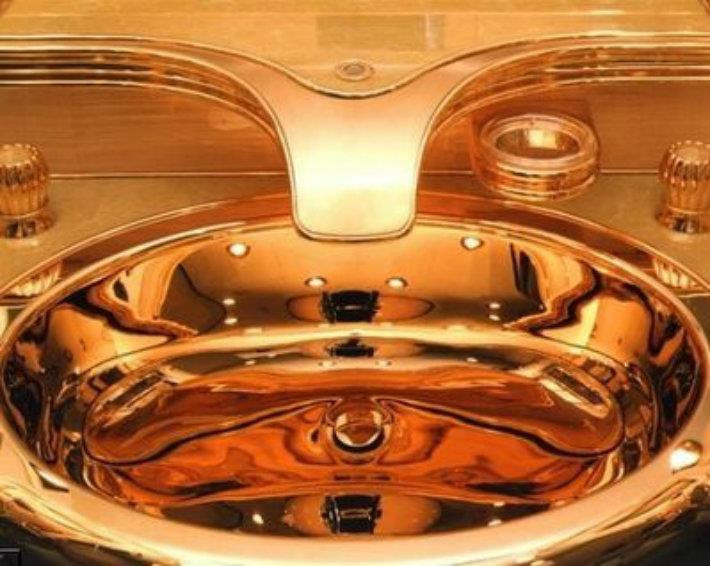 Phòng tắm trên chuyên cơ Boeing 747 của quốc vương Brunei cũng được trang bị nội thất dát vàng đặc biệt. Khu vực này còn có một bồn rửa tay bằng vàng khối và một bồn rửa bằng pha lê Lalique đắt giá. Ảnh: Design Limited Edition.