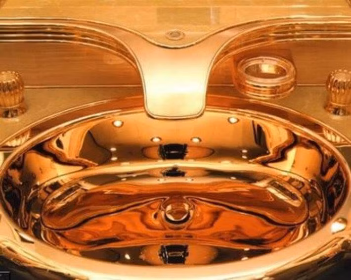 Phòng tắm trên chuyên cơ Boeing 747 của quốc vương Brunei cũng được trang bị nội thất dát vàng đặc biệt. Khu vực này còn có một bồn rửa tay bằng vàng khối và một bồn rửa bằng pha lê Lalique đắt giá. Ảnh: Design Limited Edition.