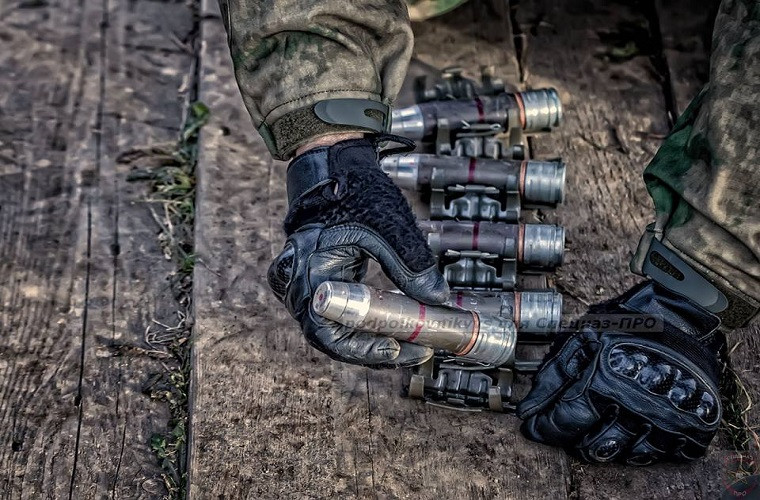 Súng phóng lựu AGS-40 hay 6G27 là sản phẩm kế thừa từ AGS-17 do Liên Xô chế tạo trước đây, được Tập đoàn công nghiệp quốc phòng Kalashnikov giới thiệu lần đầu tiên vào năm 2016. Nguồn ảnh: mil.today.