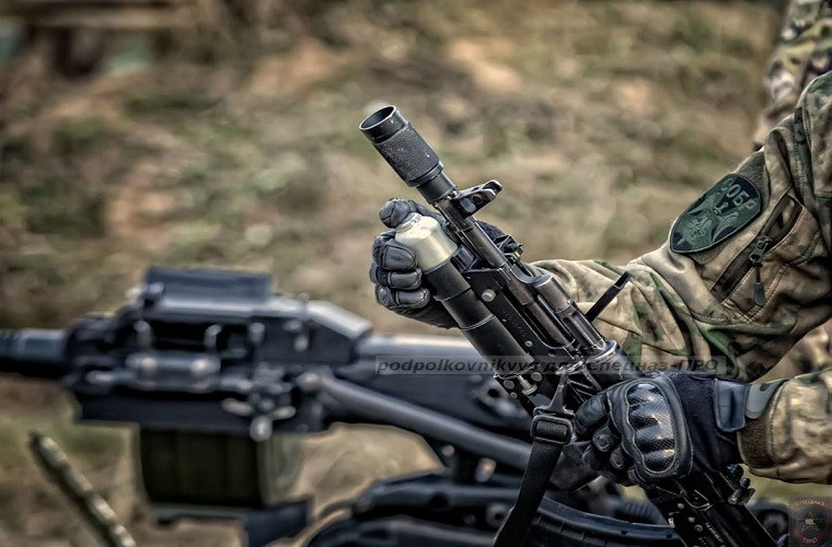 Về thiết kế GP-30 không có quá nhiều điểm khác biệt so với người tiền nhiệm GP-25, với cơ chế bắn tương tự và cũng sử dụng đạn tiêu chuẩn 40mm. Tuy nhiên GP-30 lại tương thích với các dòng súng trường tấn công AK series 2000 trở lên, trong đó chủ yếu vẫn là AK-74M – súng tiêu chuẩn của bộ binh Nga hiện tại. Nguồn ảnh: mil.today.