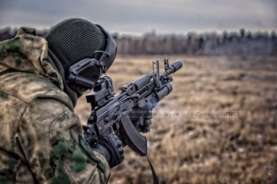 Theo đó GP-30 thường được gắn bên dưới ốp tay phía trước AK-74M hoặc dòng AK-100, với các mẫu súng mới này việc gắn súng phóng lựu có phần đơn giản hơn AK-47 khi chúng được tích hợp thêm thanh rail kỹ thuật thay vì sử dụng khớp lẫy. Bản thân GP-30 cũng được tích hợp sẵn thước ngắm cơ khí trên súng nên quá trình ngắm bắn cũng dễ dàng hơn GP-25. Nguồn ảnh: mil.today.