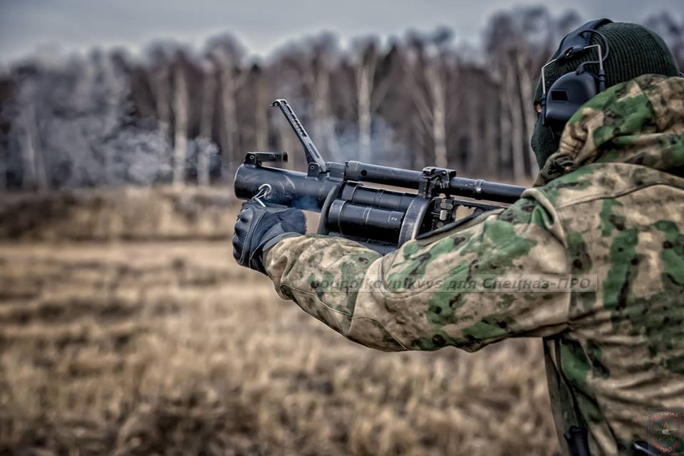 Trọng lượng chiến đấu của RG-6 chỉ nhỉnh hơn 6kg, được trang bị hộp đạn ổ xoay 6 viên – 40mm. Tầm bắn hiệu quả của RG-6 là hơn 400m với tốc độ bắn trung bình 2 phát/phút và tối đa là 18 phát/phút, còn bán kính sát thương của GR-6 rơi vào khoảng 5m. Nguồn ảnh: mil.today.