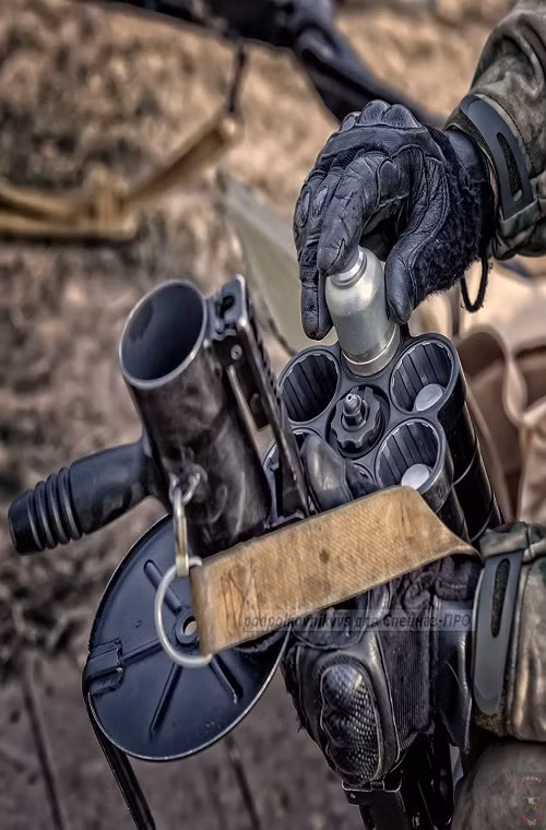 Nói về RG-6 đây là mẫu súng phóng lựu tiêu chuẩn của Quân đội và Vệ binh Quốc gia Nga. Như đã nói ở trên RG-6 được phát triển từ GP-25 trong đầu những năm 1990, mẫu súng này còn có tên gọi khác là 6G30. Nguồn ảnh: mil.today.