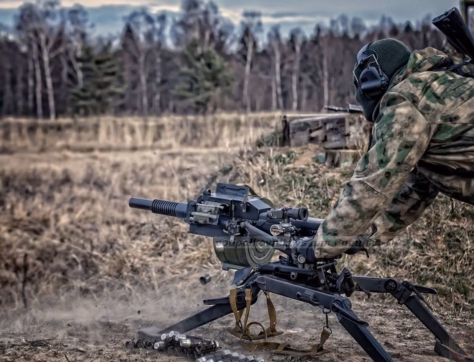 Tầm tác chiến của súng lên tới 2.500 m, đây là loại súng phóng lựu phóng loạt độc nhất trên thế giới có thể đạt tới tầm bắn này, cao hơn hẳn các loại súng cùng loại của Phương Tây từ 500 đến 600 m. Bán kính sát thương của AGS-40 cũng rơi vào khoảng từ 5-6m. Nguồn ảnh: mil.today.