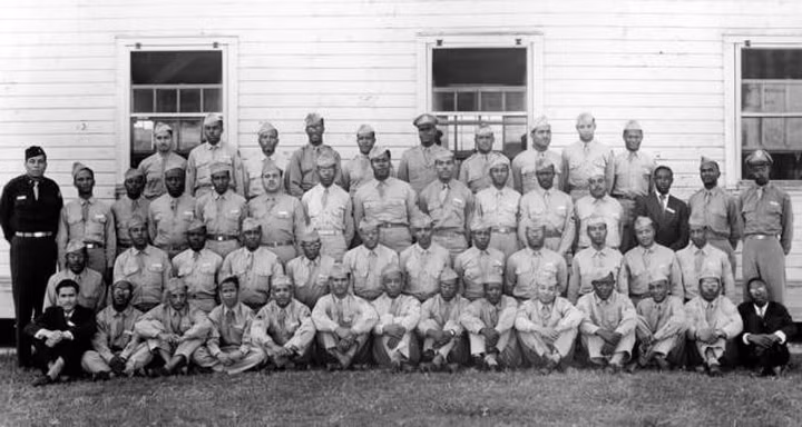 Đến năm 1940, có 124 phi công người Mỹ gốc Phi được huấn luyện trong các trường Không quân riêng biệt như trường Moton, trường Không quân Tuskegee và Đại học Teskegee, Alabama. Trong đó có cả những phi công người Haiti, Trinidad, Cộng hòa Dominica được đưa sang Mỹ huấn luyện (Ảnh: Business Insider)