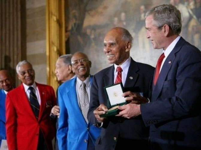 Tổng cộng, 66 phi công được huấn luyện tại trường Tuskegee đã thiệt mạng trong Thế chiến II, 32 người khác bị bắt làm tù binh. Hơn 300 phi công người Mỹ gốc Phi còn sống hoặc người thân của họ được tặng thưởng Huân chương các loại từ Chính phủ và Quốc hội Mỹ. (Ảnh: Wikipedia)