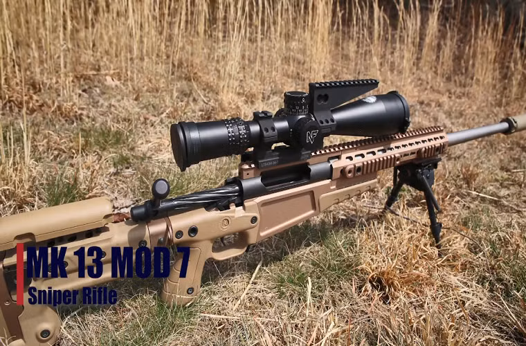Súng bắn tỉa Mk 13 Mod 7 được mô tả có tầm bắn hiệu quả lên tới hơn 1.250m. Cũng giống như “người tiền nhiệm” M40 A6, khóa nòng của khẩu Mk 13 Mod 7 có cơ chế trượt theo chiều dọc nhưng đã được thiết kế lại để bắn được chính xác ở khoảng cách xa hơn, trong khi M40 chủ yếu được sử dụng với các mục tiêu ở khoảng cách dưới 1.000m. Nguồn ảnh: Marine Corps Times.