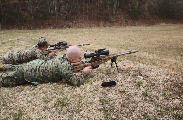 Cũng giống như nhiều mẫu súng bắn tỉa khác của Quân đội Mỹ, Mk 13 Mod 7 cũng được tích hợp sẵn thanh rail kỹ thuật trên thân và ốp tay trước của súng cho phép xạ thủ gắn thêm ống ngắm quang học và cả ống ngắm đêm. Đầu nòng của súng cũng có thể được tháo rời cho phép thay đổi loa che lửa đầu nòng hoặc lắp thêm nòng giảm thanh. Báng súng của Mk 13 Mod 7 cũng có thể được điều chỉnh để phù hợp với từng xạ thủ. Nguồn ảnh: Marine Corps Times.