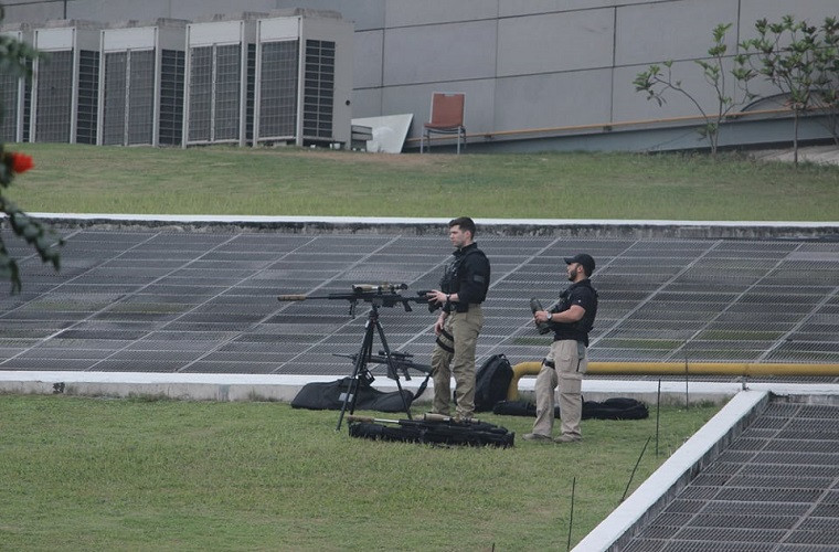 Tại khách sạn Marriott, Mk 13 Mod 7 được Mật vụ Mỹ sử dụng để ngăn chặn mọi mối đe dọa an ninh từ xa, với các tốp lính bắn tỉa được bố trí tại bãi cỏ và trên nóc khách sạn. Nguồn ảnh: Mạnh Hưng