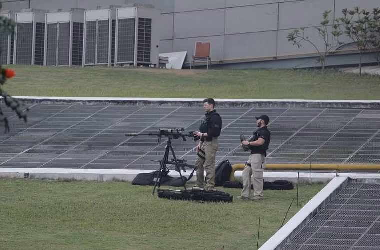 Tại khách sạn Marriott, Mk 13 Mod 7 được Mật vụ Mỹ sử dụng để ngăn chặn mọi mối đe dọa an ninh từ xa, với các tốp lính bắn tỉa được bố trí tại bãi cỏ và trên nóc khách sạn. Nguồn ảnh: Mạnh Hưng