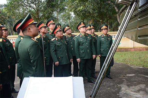 Thượng tướng Nguyễn Trọng Nghĩa tham quan mô hình, vật chất huấn luyện. Ảnh: Hà Khánh.