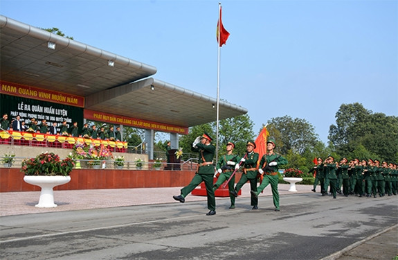 Cán bộ, chiến sĩ Trung đoàn 102, Sư đoàn 308 (Quân đoàn 1) diễu duyệt đội ngũ tại buổi lễ ra quân huấn luyện năm 2019. Ảnh: Lê Duy.