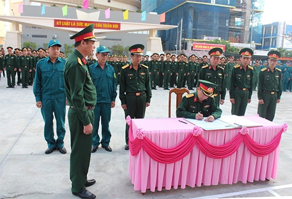 Các cơ quan, đơn vị thuộc Bộ CHQS TP Đà Nẵng ký giao ước thi đua. Ảnh: Ngọc Diệp.