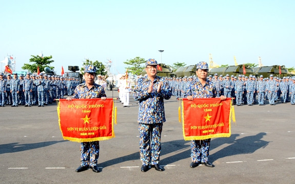 Thừa ủy quyền của Bộ Quốc phòng, Phó đô đốc Phạm Hoài Nam, Ủy viên Trung ương Đảng, Tư lệnh Hải quân trao Cờ “Đơn vị huấn luyện giỏi” của Bộ Quốc phòng tặng Lữ đoàn 172 và Lữ đoàn 680. Ảnh: Văn Chung.