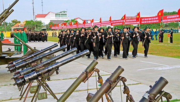 Nữ dân quân Long An tại lễ ra quân huấn luyện.