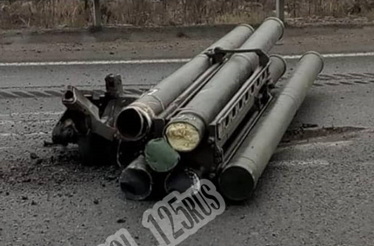 Theo đó tổ hợp Pantsir-S1 trên đã mất nguyên một cụm gồm 6 ống phóng tên lửa phòng không kèm khẩu pháo 30mm ở bên trái xe (gãy hoàn toàn) nằm lăn lóc trên đường. Rất may là không có sự cố đáng tiếc nào xảy ra khi số vũ khí trên văng ra đường. Nguồn ảnh: Military Armed Forces.