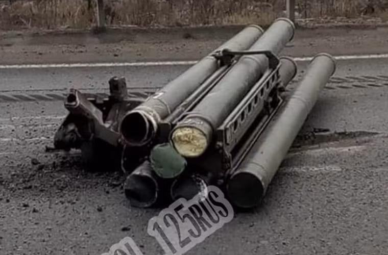 Theo đó tổ hợp Pantsir-S1 trên đã mất nguyên một cụm gồm 6 ống phóng tên lửa phòng không kèm khẩu pháo 30mm ở bên trái xe (gãy hoàn toàn) nằm lăn lóc trên đường. Rất may là không có sự cố đáng tiếc nào xảy ra khi số vũ khí trên văng ra đường. Nguồn ảnh: Military Armed Forces.