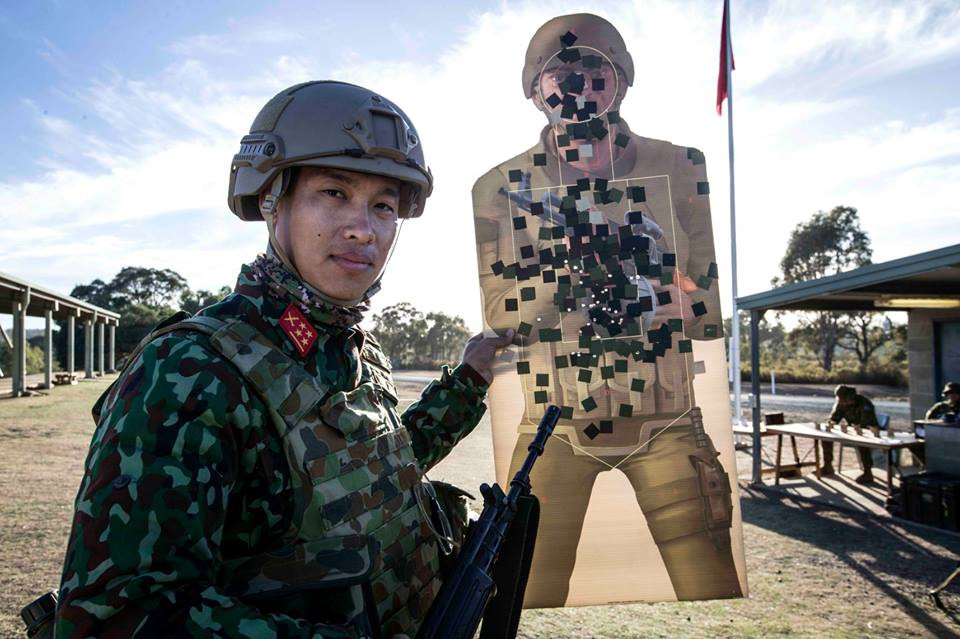 Một xạ thủ Việt Nam với bia bắn sau khi kết thúc bài bắn của mình, hầu hết các phát bắn đều tập trung vào phần thân bia. Nguồn ảnh: AASAM.