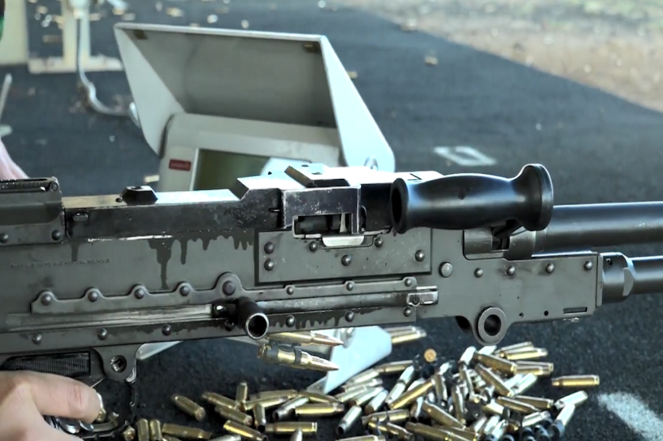 Khẩu FN MAG có trọng lượng 11 - 13 kg (đi kèm chân chống chữ V), chiều dài tổng thể 1.245 mm với nòng dài 627 mm. Súng sử dụng loại đạn 7,62 x 51 mm NATO. Nguồn ảnh: AASAM.