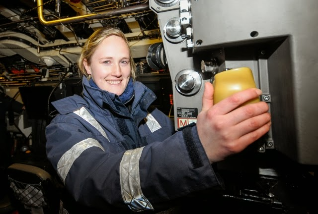 Vi sao hai quan nhieu nuoc cam phu nu dat chan len tau ngam?