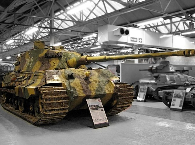 Tiger II là chiếc xe tăng hạng nặng được Đức sử dụng trong Thế chiến thứ 2 với trọng lượng gần 70 tấn và được bảo vệ bởi lớp thép phía trước dày từ 100 - 180 mm.