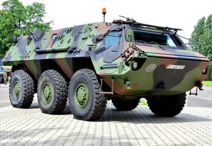 Được sản xuất năm 1979 ở Đức, xe bọc thép chở quân TPz Fuchs được quân đội Đức và quân đội của một số quốc gia khác như Mỹ, Hà Lan, Saudi Arabia và Venezuela sử dụng. Phương tiện này có thể vận chuyển quân đội, các động cơ, xử lý bom mìn, tác nhân sinh - hóa học, trinh sát và tác chiến điện tử.