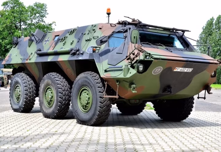 Được sản xuất năm 1979 ở Đức, xe bọc thép chở quân TPz Fuchs được quân đội Đức và quân đội của một số quốc gia khác như Mỹ, Hà Lan, Saudi Arabia và Venezuela sử dụng. Phương tiện này có thể vận chuyển quân đội, các động cơ, xử lý bom mìn, tác nhân sinh - hóa học, trinh sát và tác chiến điện tử.