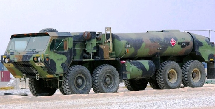 HEMTT là chiếc xe tải 8 bánh có khả năng đi trên địa hình gồ ghề và chạy bằng dầu diesel. Oshkosh Corporation - một công ty công nghiệp Mỹ chuyên thiết kế và sản xuất các xe tải đặc biệt, các phương tiện quân sự và các bộ phận của xe tải đã chế tạo ra chiếc HEMTT này