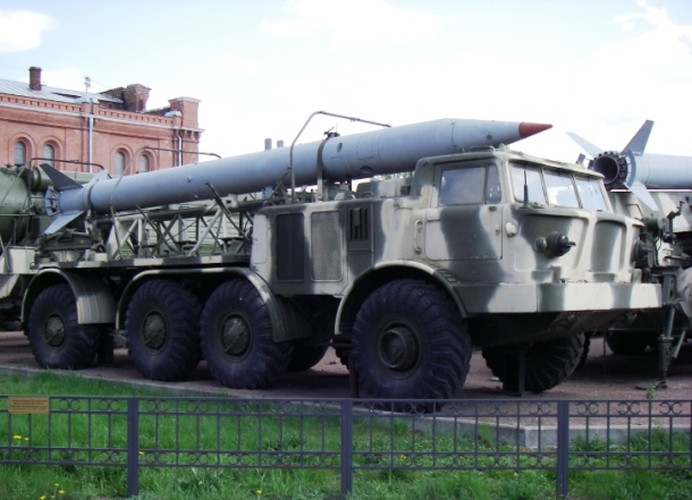 Xe chở đạn 9T29 là một xe tải bọc thép hạng nặng 8 bánh được Nga sản xuất và sử dụng cho việc vận chuyển tổ hợp tên lửa tầm ngắn 9T29 Luna-M.