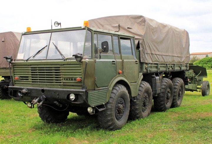 Tatra 813 là xe tải vũ trang hạng nặng sử dụng động cơ V12 được sản xuất từ năm 1967 - 1982. "Đàn em" của mẫu xe này - Tatra 815 vẫn được sản xuất cho tới ngày nay và được sử dụng khắp nơi trên thế giới cả cho các mục đích quân sự và dân sự.