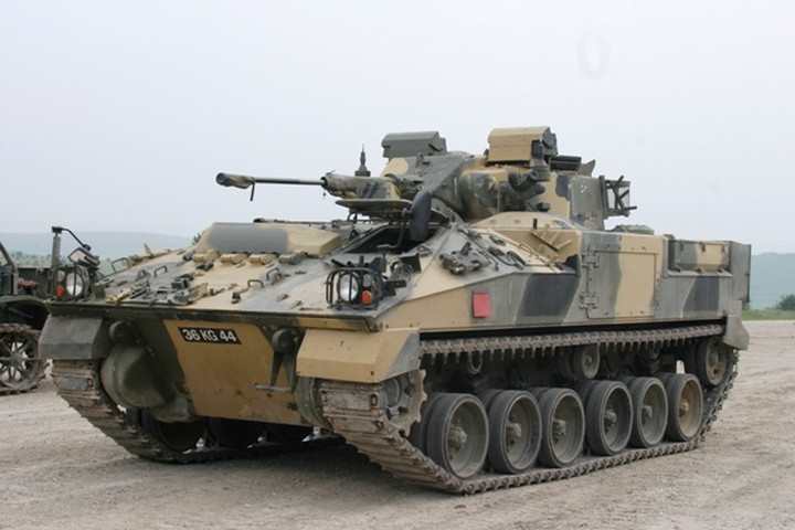 Được sản xuất ở Anh, xe bọc thép Warrior Tracked Armored Vehicle 25 tấn là một phương tiện chiến đấu dành cho bộ binh. Hơn 250 mẫu xe này đã được điều chỉnh để thích ứng với địa hình chiến đấu trên sa mạc và được bán cho quân đội Kuwait.