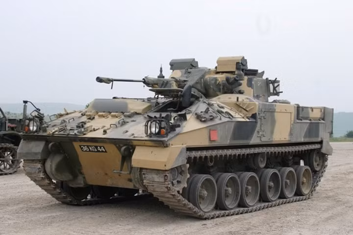 Được sản xuất ở Anh, xe bọc thép Warrior Tracked Armored Vehicle 25 tấn là một phương tiện chiến đấu dành cho bộ binh. Hơn 250 mẫu xe này đã được điều chỉnh để thích ứng với địa hình chiến đấu trên sa mạc và được bán cho quân đội Kuwait.