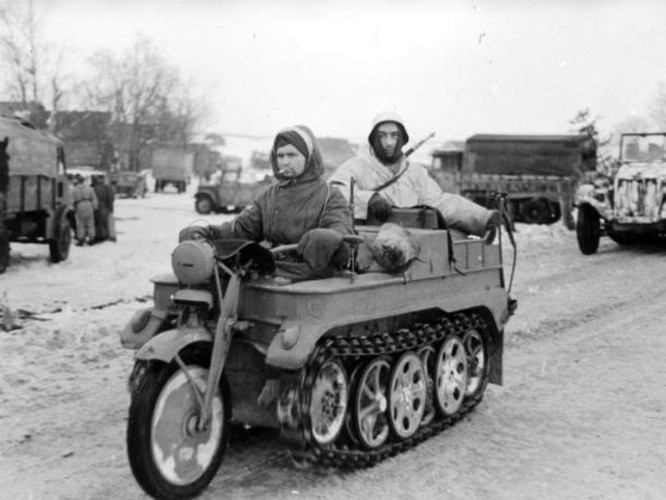 Những chiếc xe máy chiến trường SdKfz 2 độc đáo từng được Đức Quốc xã sử dụng như những chiếc xe kéo pháo hạng nhẹ trong Thế chiến thứ 2. Chúng có thể chở 1 người lái và 2 người khác nữa với tốc độ tối đa đạt 70km/h. Đây cũng là phương tiện quân sự sản xuất hàng loạt nhẹ nhất của Đức.