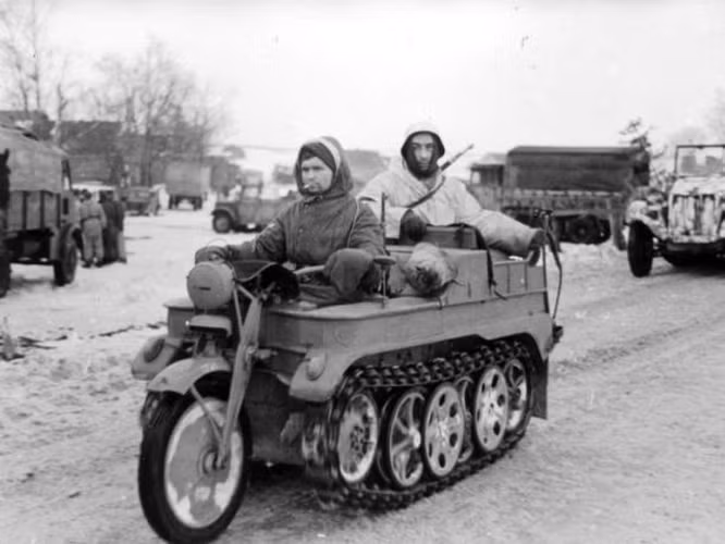 Những chiếc xe máy chiến trường SdKfz 2 độc đáo từng được Đức Quốc xã sử dụng như những chiếc xe kéo pháo hạng nhẹ trong Thế chiến thứ 2. Chúng có thể chở 1 người lái và 2 người khác nữa với tốc độ tối đa đạt 70km/h. Đây cũng là phương tiện quân sự sản xuất hàng loạt nhẹ nhất của Đức.