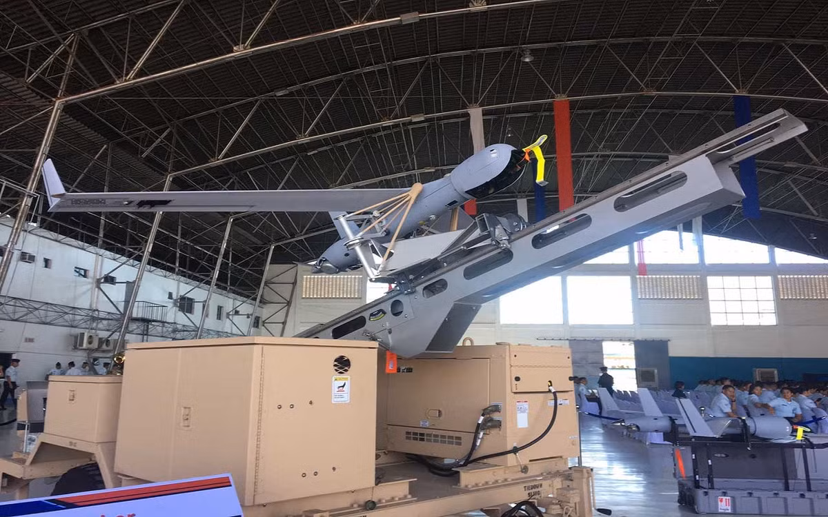 Phát biểu tại LIMA 2019 vào ngày 27/3, Yeong Tae Pak - Giám đốc Tiếp thị bán hàng Boeing ở Đông Nam Á cho biết, việc bán UAV ScanEagle được thực hiện thông qua Chương trình hỗ trợ Tài chính quân sự nước ngoài (FMF) của Mỹ. Đây cũng là hợp đồng quốc phòng đáng chú ý nhất giữa Việt Nam và Mỹ kể từ sau năm 2016. Nguồn ảnh: Rappler.